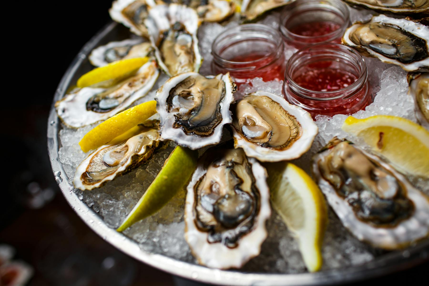 Dans la gastronomie, un mariage mystérieux lie vin et fruits de mer. Une quête sensorielle où océan et vignoble se rejoignent.